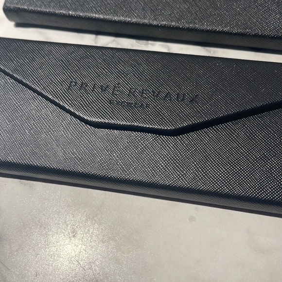 (2)Prive’ Revaux sunglass cases.Folds to take up little to no space in your bag! - Picture 2 of 3